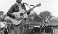Hans Rotmo under Feginsfestivalen i Trondheim 1982. Foto Idar Lind. Via Wikimedia Commons CC-SA 4.0