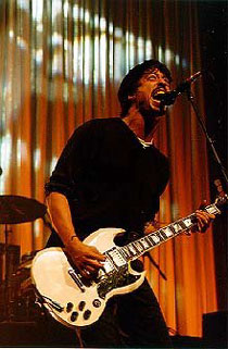 DAVE GROHL: På vei til et skikkelig studio for å spille inn ny plate med Foo Fighters. ( )