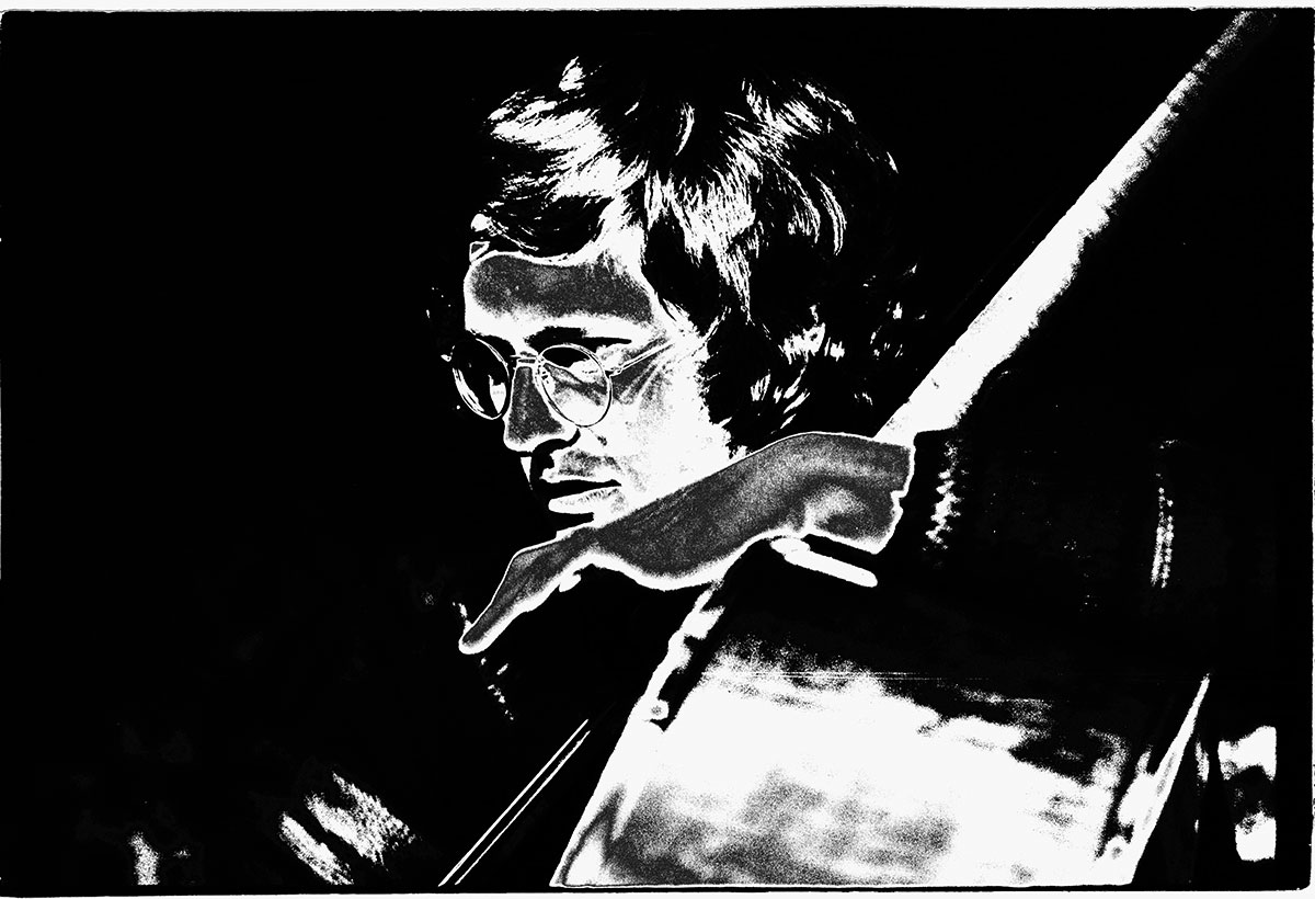 BASSMINISTER: Arild Andersen, selvskreven denne kvelden i Oslo, 1974. Foto: Tom Martinsen
