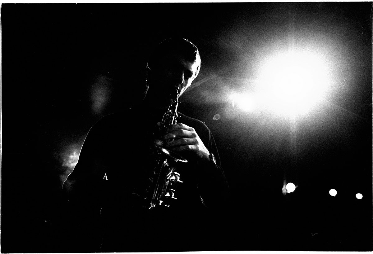 JAN OG «HORNET» : Jan Garbarek er ikke den som gir mest ved dørene, men i 74 hang han rundt i byen med hornet. Så bravo. Foto: Tom Martinsen.