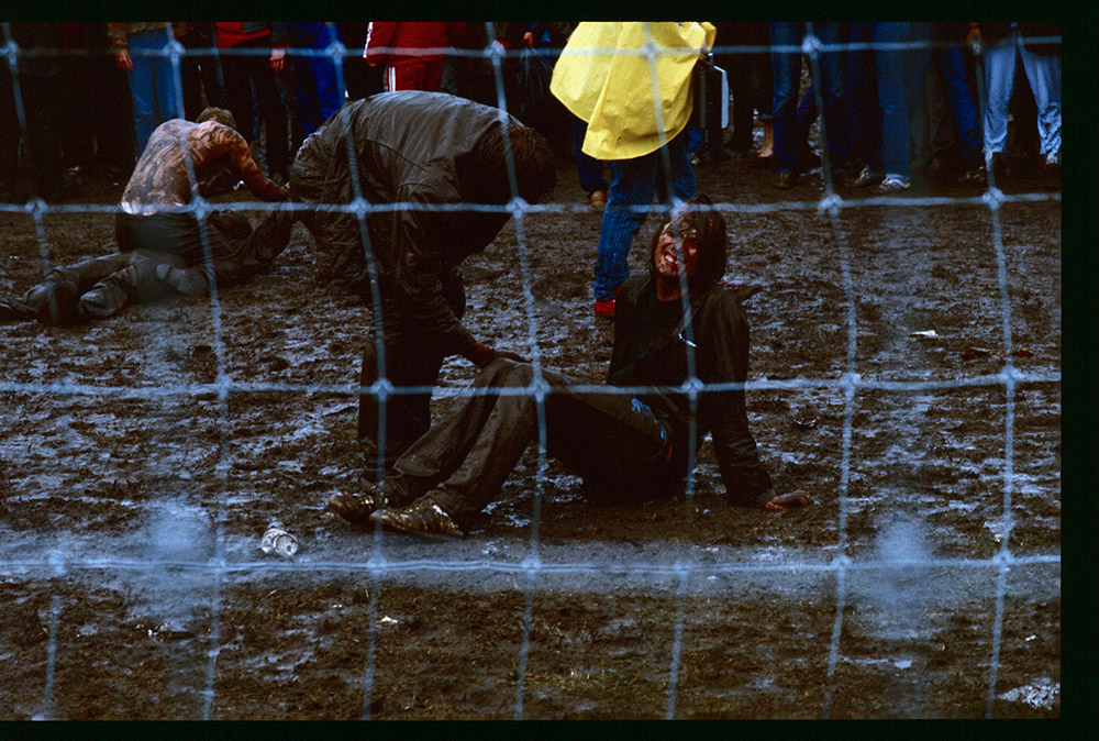 GJØRMEGJENGEN: festivalen 1984 var også at det meget fuktige slaget, og da er det alltid klart for de som digger gjørmeshow. Roskilde 1984. Foto: Tom Stalsberg