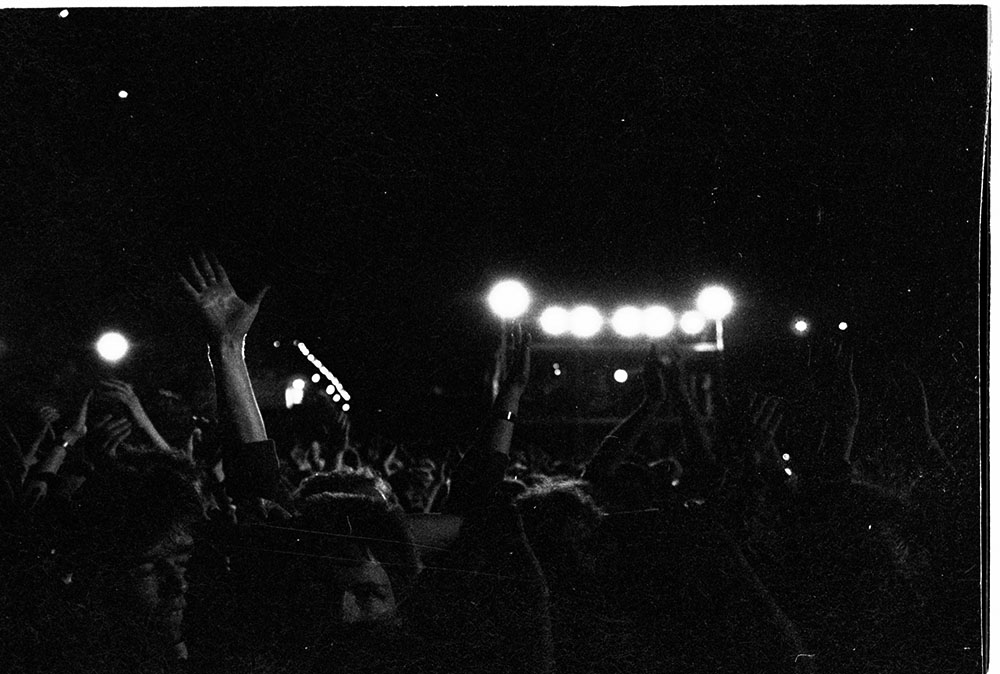 NATTA ROCK: Stemning nede ved gamle Akers Mek. Verksted i 1985. Rock er natt og omvendt. Foto: Tom Stalsberg