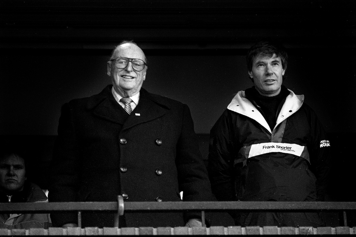 Kong Olav og Rune Gerhardsen på skøyte VM 1989. Foto: Vidar Ruud