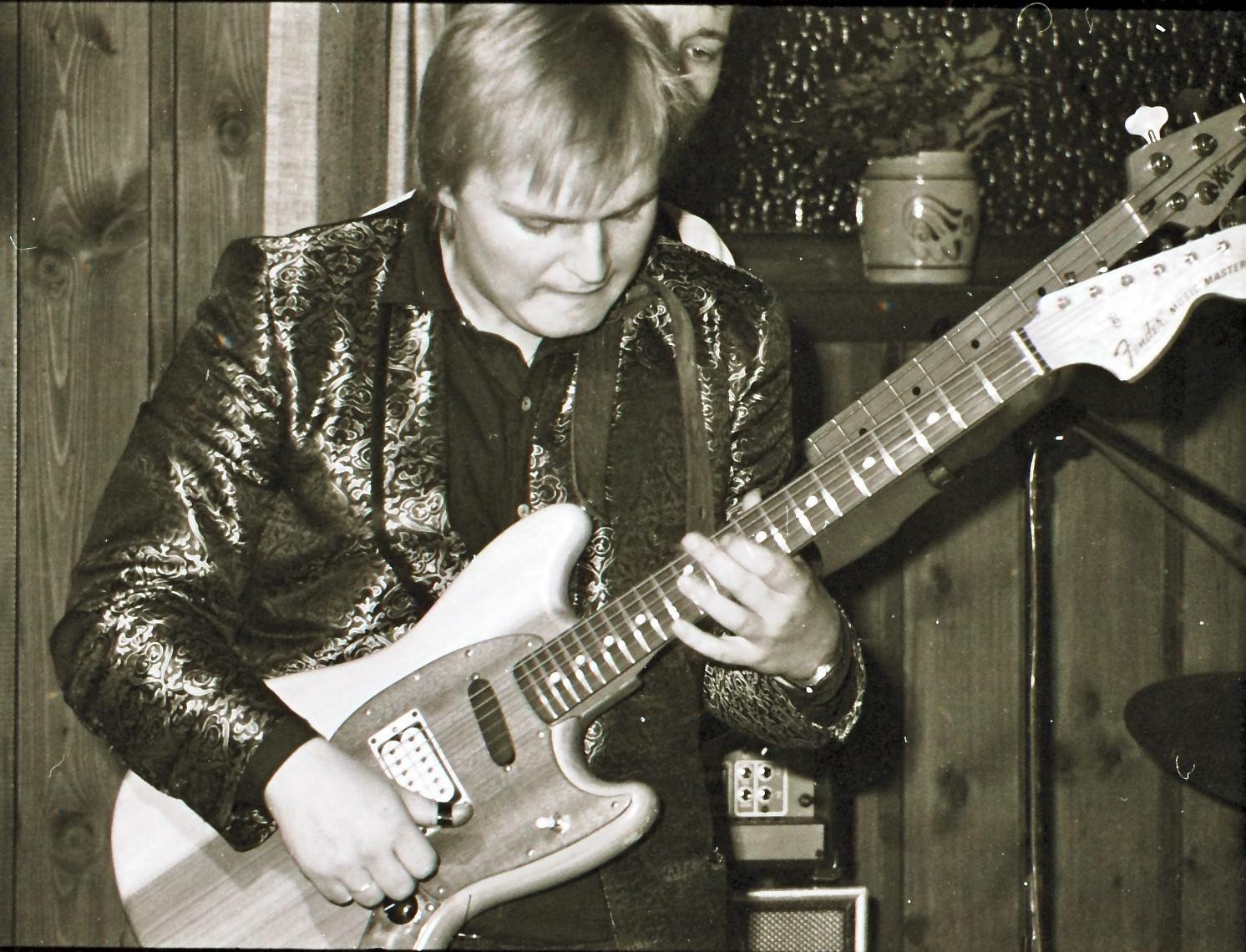 KNUT REIERSRUD: Fotografert på Eidsvold Rock og Bluesklubb. En gang på 80-tallet. Med Hartvik & The Heartbrakers eller Four Roosters: Foto: Tom Stalsberg. 