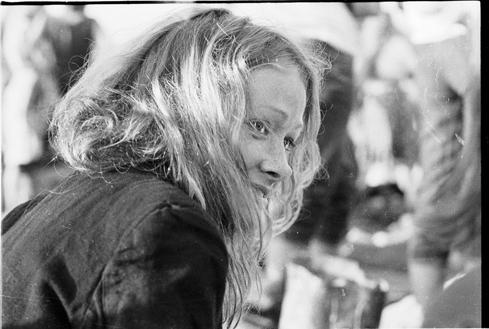 TONE ROCKS: Festival betyr at vi er en gjeng som står, sitter, prater (lavt), lytter, hopper, drikker, ler og har det meget kjekt sammen. Som i 1983 her ved Tone. Foto: Tom Stalsberg