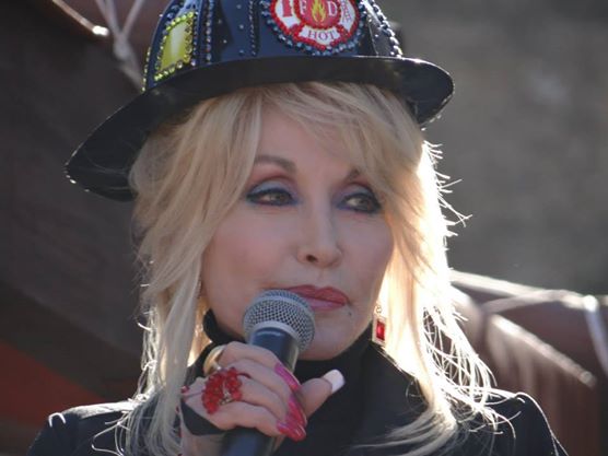 Dolly Parton fra 2014. Foto: Kris Harris King.  CC-BY-SA-3.0, via Wikipedia Commons
