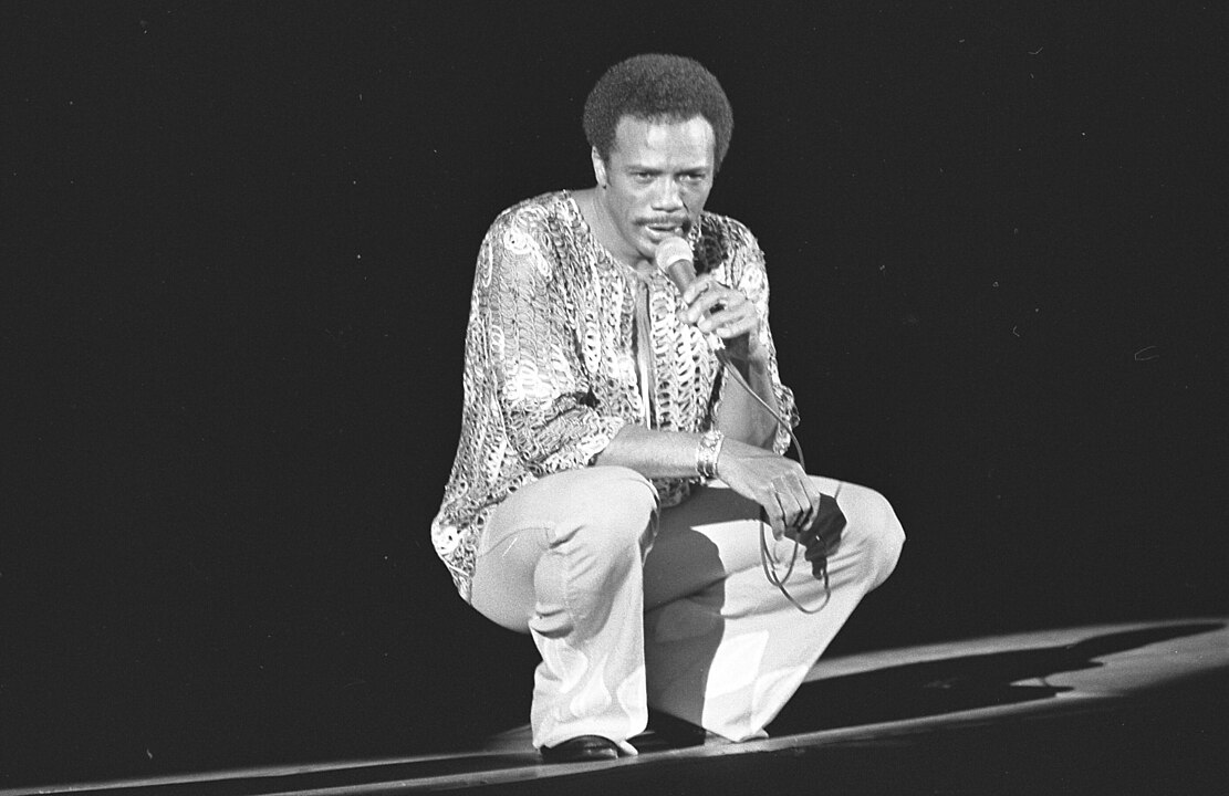 Quincy Jones på the Greek Theater, Los Angeles fra 1975. Foto: Los Angeles Times. CC BY 4.0. Via Wikipedia Commons