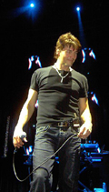 A-HA: Eldstemann i A-ha, Morten Harket (50) tar farvel sammen med Pål (48) og Magne (46) i Oslo Spektrum 4. desember 2010. FOTO: WIKIPEDIA COMMONS.
