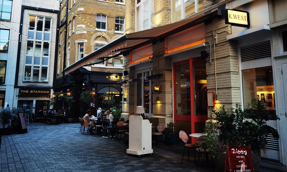 Heddon Street, med K.West-skiltet, Starman-puben (trivelig sted) og restaurant Ziggy. Foto: Siri Bjoner