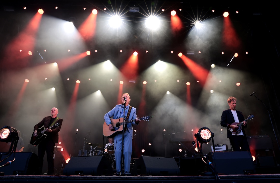 DE URBANE NASJONALSKALDER: deLillos har holdt på i 40 år og denne helga gjør de to utsolgte konserter på hjemmebane avdeling Froger og Frøyas Hage (den hemmelige). Lørdag kveld lot vi oss forføre igjen og igjen i tre strake timer. I kveld også. Tusen takk, Lars, Lars, Lars Fredrik og Øystein. Foto: Vidar Ruud