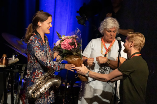 Hanna Paulsberg ble tildelt Oslo Jazzfestivals hederspris Ella-prisen på Nasjonal Jazzscene Victoria 14. august. Fra Venstre: Hanna Paulsberg, Ellen Horn (OJFs styreleder) og Øyvind S. Larsen (daglig leder ved OJF). Foto: Matija Puzar