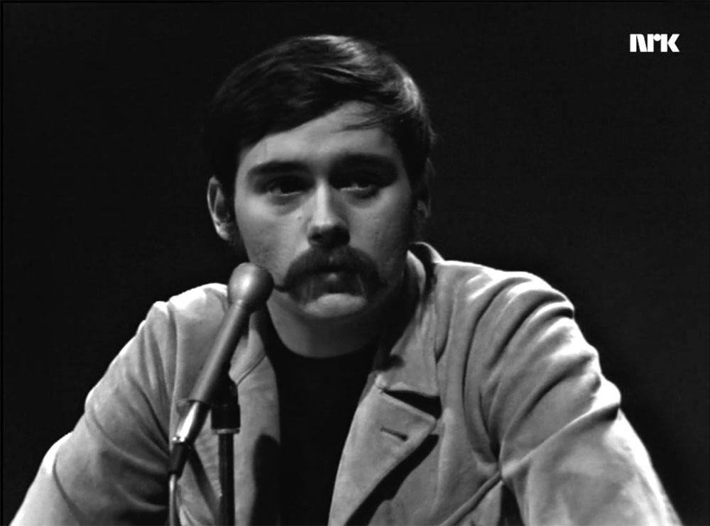 Harald Are Lund som programleder i Popcorn på NRK 1971. Foto: Skjermdump fra NRK-arkiv.