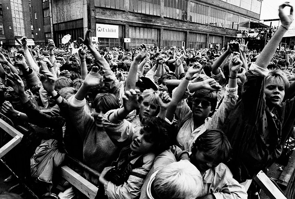 LANG DAGS FERD MOT MUSIKK: Rock on the Dock i 1985 samlet bra med folk der nede på brygga i Oslo, der nede vi var sammen for livet. Det som kunne krype og gå av norske artister ,og band, på den tida var med for en god sak. Foto: Tom Stalsberg