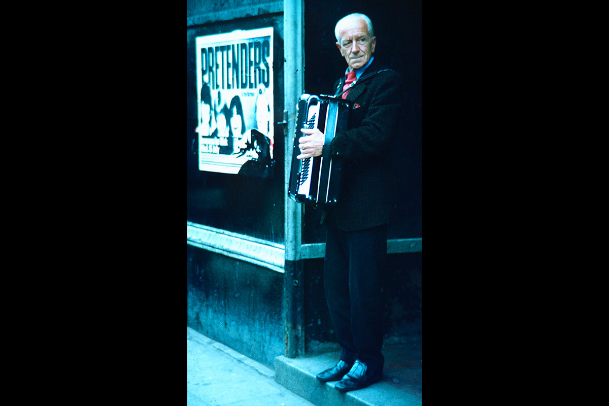 TREKKSPILLEREN PÅ HJØRNET: Vi ga denne gatemusikantene noen pence og vi hørte på The Pretenders, tror det var sommeren 1980. Og, dette er ikke i London som den sommeren stå i Brixton-flammer, men langt nord på øya, skotske Inverness. Men liker bildet. Foto: Tom Stalsberg