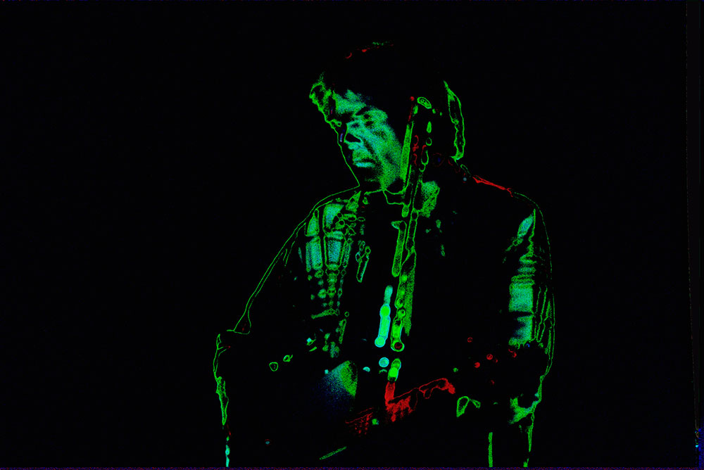 VÅR MANN: Neil Young i Drammenshallen i Trans-perioden og fotografen har lekt seg litt. Foto: Tom Stalsberg
