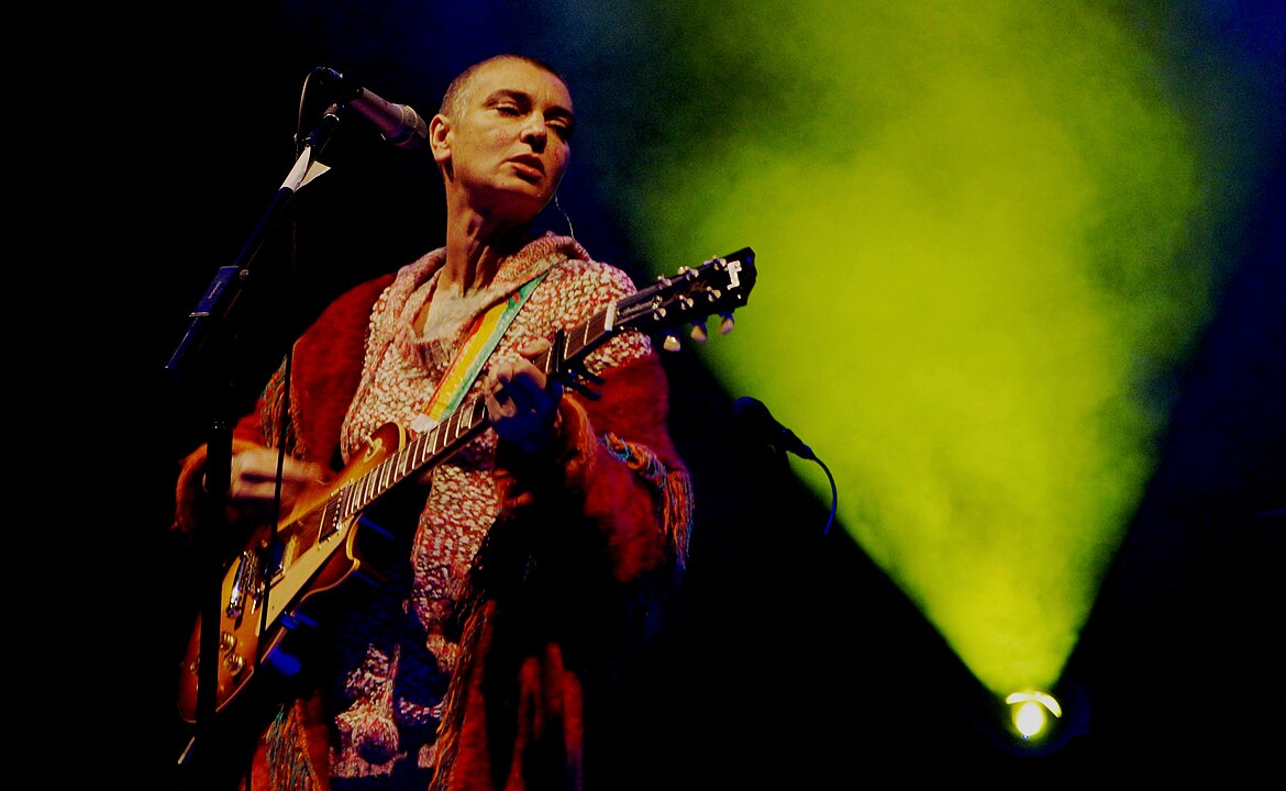 Live i 2013. By Man Alive! - Sinéad O'Connor, CC BY 2.0, Via Wikipedia Commons