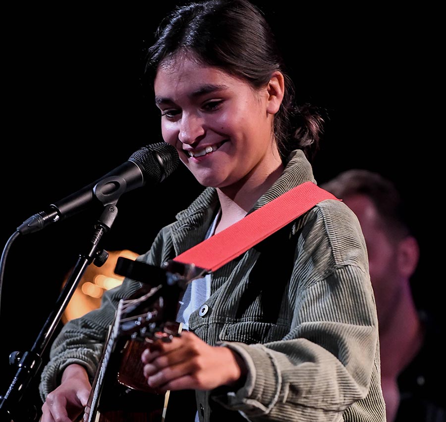 DANIELA REYES: Koser seg på scenen. Foto: Stein Hødnebø/Oslo Jazzfestival