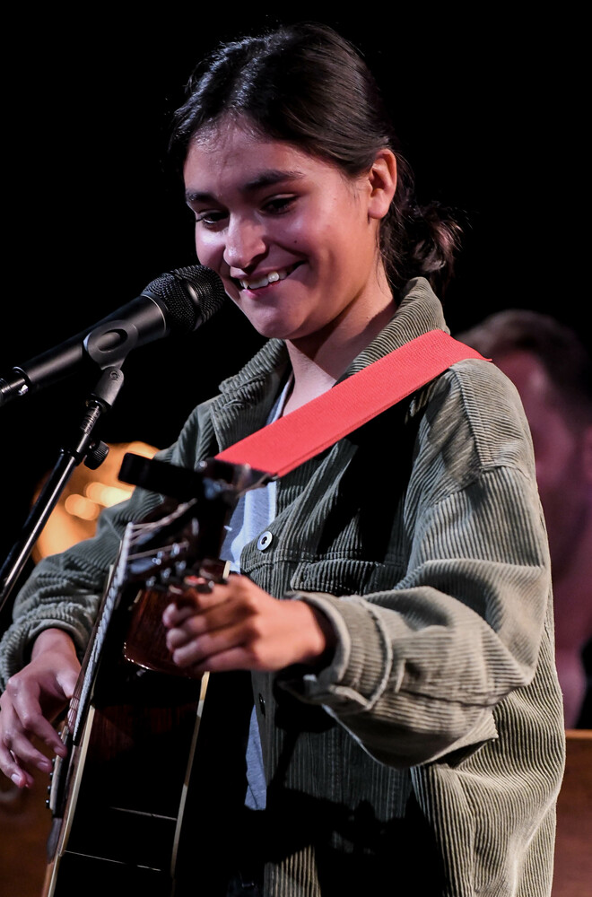 DANIELA REYES: Koser seg på scenen. Foto: Stein Hødnebø/Oslo Jazzfestival