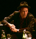TOM WAITS: 60 år i dag. FOTO: WIKIPEDIA COMMONS.
