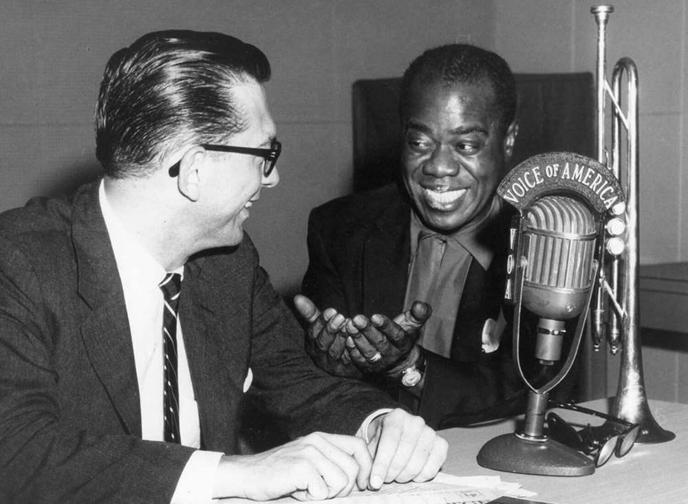 Willis Conover, Voice of America. Her med Louis Armstrong