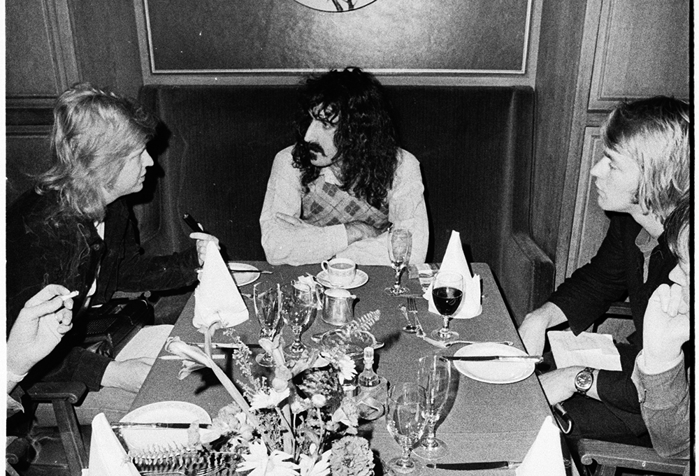 Zappa snakker og unge norske journalister lytter, til venstre Tor Marcussen som da var frilanser for Dagbladet og til høyre, Jens Brun Pedersen, som da var utsendt fra religiøse NRK. Foto: Tom Martinsen.
